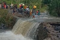 Crossway di Desa Masabewa Kecamatan Paga putus akibat diterjang banjir bandang, Jumat (20/3)