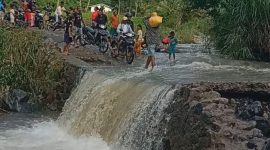 Crossway di Desa Masabewa Kecamatan Paga putus akibat diterjang banjir bandang, Jumat (20/3)