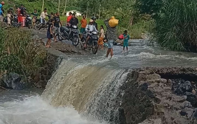Crossway di Desa Masabewa Kecamatan Paga putus akibat diterjang banjir bandang, Jumat (20/3)