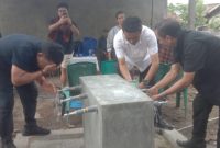 Andreas Hugo Pareira (kiri) membasuh wajahnya dengan air bersih dari proyek bantuan sumur bor di Dusun Nualolo Desa Bhera Kecamatan Mego, Sabtu (21/3)