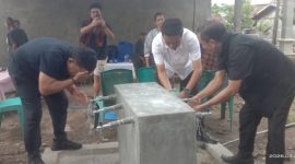 Andreas Hugo Pareira (kiri) membasuh wajahnya dengan air bersih dari proyek bantuan sumur bor di Dusun Nualolo Desa Bhera Kecamatan Mego, Sabtu (21/3)