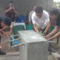 Andreas Hugo Pareira (kiri) membasuh wajahnya dengan air bersih dari proyek bantuan sumur bor di Dusun Nualolo Desa Bhera Kecamatan Mego, Sabtu (21/3)