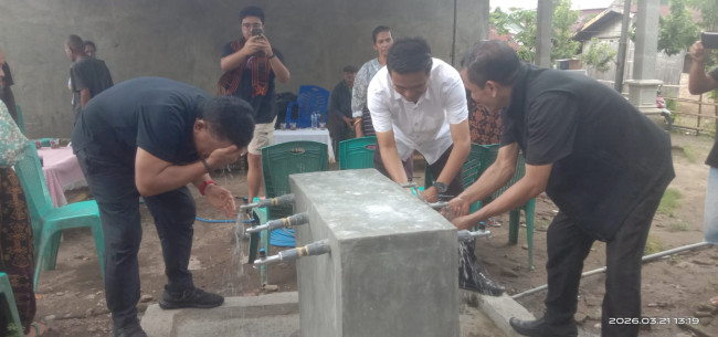 Andreas Hugo Pareira (kiri) membasuh wajahnya dengan air bersih dari proyek bantuan sumur bor di Dusun Nualolo Desa Bhera Kecamatan Mego, Sabtu (21/3)