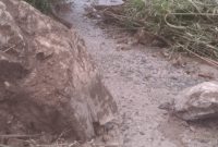 Material longsoran berupa batu besar pada beberapa titik di ruas jalan Tanangalu-Paipenga Kecamatan Paga, Jumat (20/3) lalu