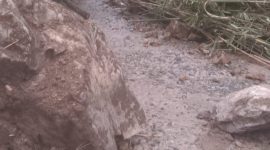 Material longsoran berupa batu besar pada beberapa titik di ruas jalan Tanangalu-Paipenga Kecamatan Paga, Jumat (20/3) lalu