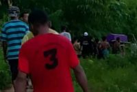 Keluarga berduka dan warga Wolowajo Dusun Nati Desa Rejo di Paga menggotong peti jenazah sejauh 4 kilometer, Sabtu (28/3)