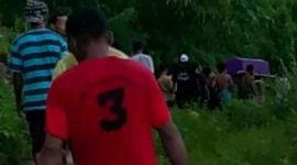 Keluarga berduka dan warga Wolowajo Dusun Nati Desa Rejo di Paga menggotong peti jenazah sejauh 4 kilometer, Sabtu (28/3)