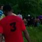 Keluarga berduka dan warga Wolowajo Dusun Nati Desa Rejo di Paga menggotong peti jenazah sejauh 4 kilometer, Sabtu (28/3)