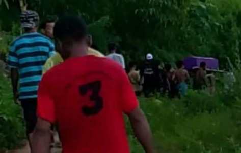 Keluarga berduka dan warga Wolowajo Dusun Nati Desa Rejo di Paga menggotong peti jenazah sejauh 4 kilometer, Sabtu (28/3)