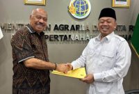 Anggota DPR RI Melchias Markus Mekeng menyerahkan surat Uskup Maumere kepada Menteri Agraria dan Tata Ruang/Kepala Badan Pertanahan Nasional Nusron Wahid, Senin (30/3)