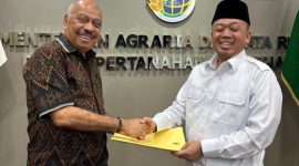 Anggota DPR RI Melchias Markus Mekeng menyerahkan surat Uskup Maumere kepada Menteri Agraria dan Tata Ruang/Kepala Badan Pertanahan Nasional Nusron Wahid, Senin (30/3)