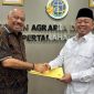 Anggota DPR RI Melchias Markus Mekeng menyerahkan surat Uskup Maumere kepada Menteri Agraria dan Tata Ruang/Kepala Badan Pertanahan Nasional Nusron Wahid, Senin (30/3)