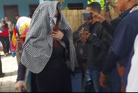 LC Eltras Pub tinggalkan Maumere sambil menutup wajah karena kasbon ratusan juta rupiah