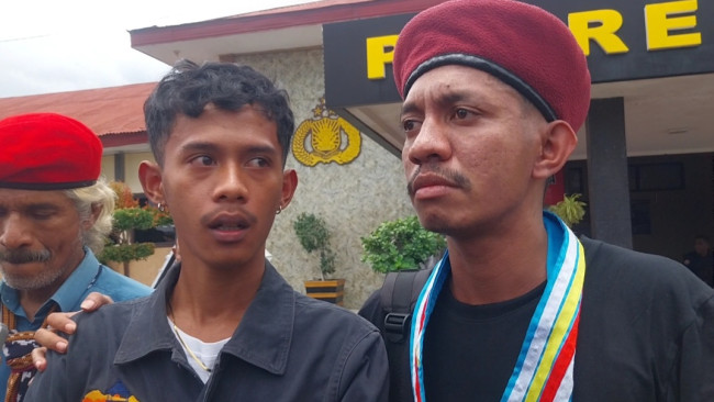 Stanislaus Dwi Magnus, kakak kandung STN, saat berada di Mapolres Sikka, Rabu (4/3)