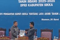 Bupati Sikka Juventus Prima Yoris Kago menyerahkan dokumen LKPJ Tahun 2025 kepada Ketua DPRD Sikka Stef Sumandi, Jumat (6/3)