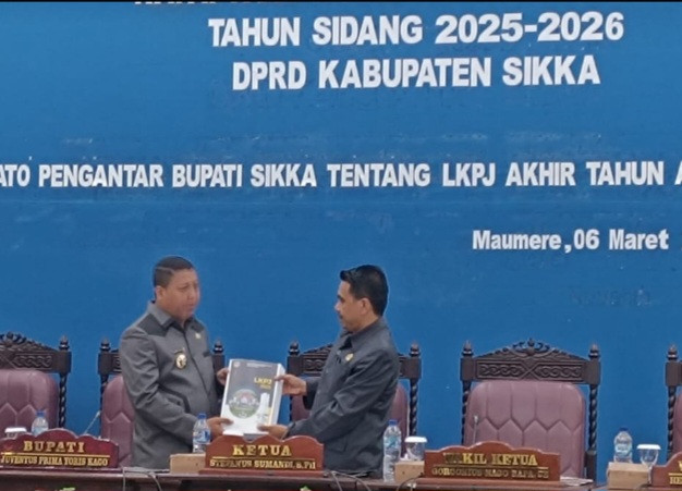 Bupati Sikka Juventus Prima Yoris Kago menyerahkan dokumen LKPJ Tahun 2025 kepada Ketua DPRD Sikka Stef Sumandi, Jumat (6/3)