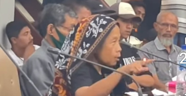 Maria Yohana Nona, ibu kandung korban, meminta polisi segeta menemukan barang bukti yang hilang