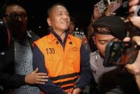 Bupati Tulungagung Gatut Sunu Wibowo dibawa petugas menuju mobil tahahan usai menjalani pemeriksaan intensif di Gedung Merah Putih Komisi Pemberantasan Korupsi Jakarta, Minggu (12/4) dinihari WIB