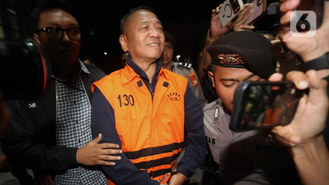 Bupati Tulungagung Gatut Sunu Wibowo dibawa petugas menuju mobil tahahan usai menjalani pemeriksaan intensif di Gedung Merah Putih Komisi Pemberantasan Korupsi Jakarta, Minggu (12/4) dinihari WIB