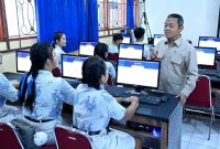 Wamendikdasmen Fajar Riza Ul Haq meninjau kesiapan sejumlah sekolah di Kabupaten Karangasem Bali, Rabu (1/4)