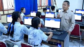 Wamendikdasmen Fajar Riza Ul Haq meninjau kesiapan sejumlah sekolah di Kabupaten Karangasem Bali, Rabu (1/4)