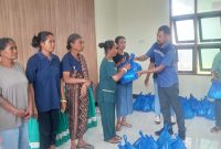 Perwakilan Yayasan Makmur Sejahtera Indonesia Yulius Sarsanto Rubu menyerahkan Kado Paskah kepada warga Nangalimang, Rabu (1/4)