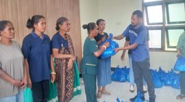 Perwakilan Yayasan Makmur Sejahtera Indonesia Yulius Sarsanto Rubu menyerahkan Kado Paskah kepada warga Nangalimang, Rabu (1/4)