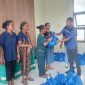 Perwakilan Yayasan Makmur Sejahtera Indonesia Yulius Sarsanto Rubu menyerahkan Kado Paskah kepada warga Nangalimang, Rabu (1/4)