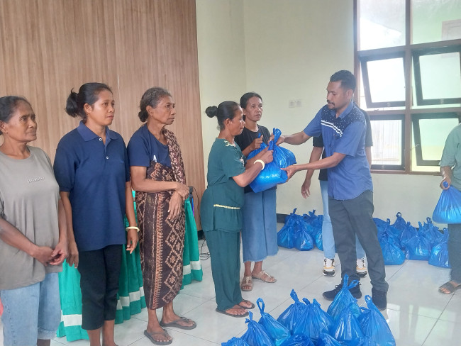 Perwakilan Yayasan Makmur Sejahtera Indonesia Yulius Sarsanto Rubu menyerahkan Kado Paskah kepada warga Nangalimang, Rabu (1/4)