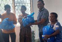 Pengawas Yayasan Inang Anselmia Constansia Versinando Lepe menyalurkan Kado.Paskah bagi warga Kelurahan Madawat, Rabu (1/4)