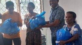 Pengawas Yayasan Inang Anselmia Constansia Versinando Lepe menyalurkan Kado.Paskah bagi warga Kelurahan Madawat, Rabu (1/4)