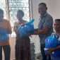 Pengawas Yayasan Inang Anselmia Constansia Versinando Lepe menyalurkan Kado.Paskah bagi warga Kelurahan Madawat, Rabu (1/4)