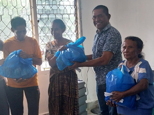 Pengawas Yayasan Inang Anselmia Constansia Versinando Lepe menyalurkan Kado.Paskah bagi warga Kelurahan Madawat, Rabu (1/4)