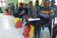 Dua pemulung warga Kota Uneng sangat senang mendapatkan bantuan Kado Paskah dari Yayasan Kangae Mangun Puan, Rabu (1/4)