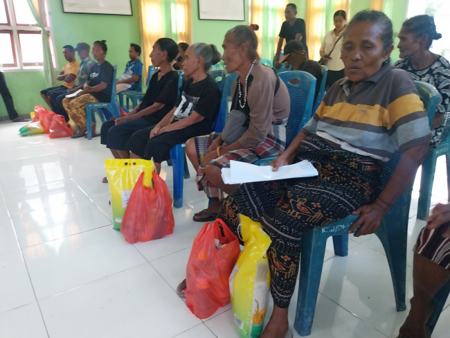 Dua pemulung warga Kota Uneng sangat senang mendapatkan bantuan Kado Paskah dari Yayasan Kangae Mangun Puan, Rabu (1/4)