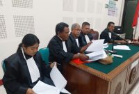 Tim Kuasa Hukum Eltras Pub membacakan permohonan praperadilan di Pengadilan Negeri Maumere, Senin (13/4)