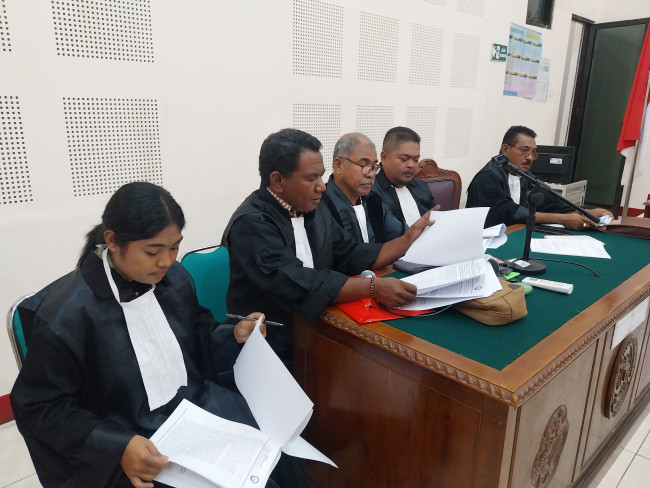 Tim Kuasa Hukum Eltras Pub membacakan permohonan praperadilan di Pengadilan Negeri Maumere, Senin (13/4)