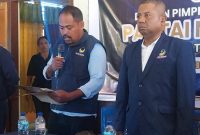 Wakil Ketua Bidang Pengembangan Sayap dan Badan Partai NasDem Sikka Yosef Nong Soni membacakan pernyataan sikap dan tuntutan, Rabu (15/4)