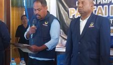 Wakil Ketua Bidang Pengembangan Sayap dan Badan Partai NasDem Sikka Yosef Nong Soni membacakan pernyataan sikap dan tuntutan, Rabu (15/4)