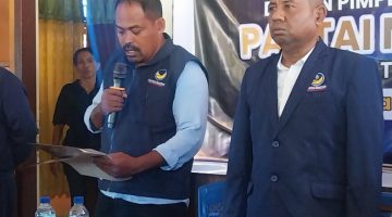 Wakil Ketua Bidang Pengembangan Sayap dan Badan Partai NasDem Sikka Yosef Nong Soni membacakan pernyataan sikap dan tuntutan, Rabu (15/4)