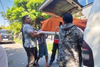 Polisi mengevakuasi jenazah korban ke ambulance untuk dibawa ke RSUD TC Hillers Maumere, Jumat (17/4)