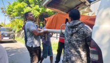 Polisi mengevakuasi jenazah korban ke ambulance untuk dibawa ke RSUD TC Hillers Maumere, Jumat (17/4)