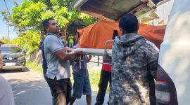 Polisi mengevakuasi jenazah korban ke ambulance untuk dibawa ke RSUD TC Hillers Maumere, Jumat (17/4)