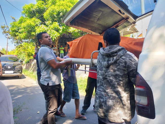 Polisi mengevakuasi jenazah korban ke ambulance untuk dibawa ke RSUD TC Hillers Maumere, Jumat (17/4)