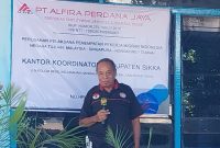 Staf Operasional PT Alfira Perdana Jaya Wilayah Flores Aloysius Tapun sedang memperkenalkan perusahaan tersebut