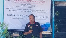 Staf Operasional PT Alfira Perdana Jaya Wilayah Flores Aloysius Tapun sedang memperkenalkan perusahaan tersebut