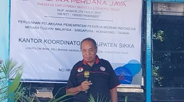 Staf Operasional PT Alfira Perdana Jaya Wilayah Flores Aloysius Tapun sedang memperkenalkan perusahaan tersebut