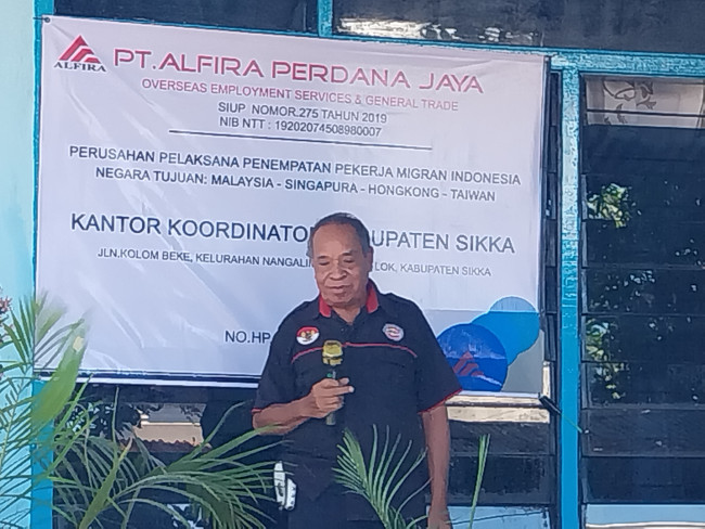 Staf Operasional PT Alfira Perdana Jaya Wilayah Flores Aloysius Tapun sedang memperkenalkan perusahaan tersebut