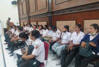 Para tenaga kesehatan PPPK Paruh Waktu mengikuti RDP di DPRD Sikka, Senin (20/4)