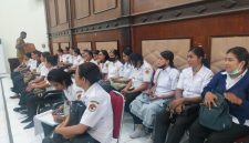 Para tenaga kesehatan PPPK Paruh Waktu mengikuti RDP di DPRD Sikka, Senin (20/4)